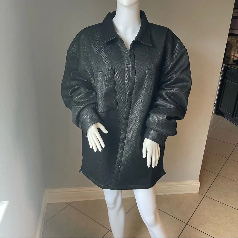 Black Metallic Snap-Button Shacket
Size xxl
For Men 
New
Brand is Forever 21 - Picture 3 of 11